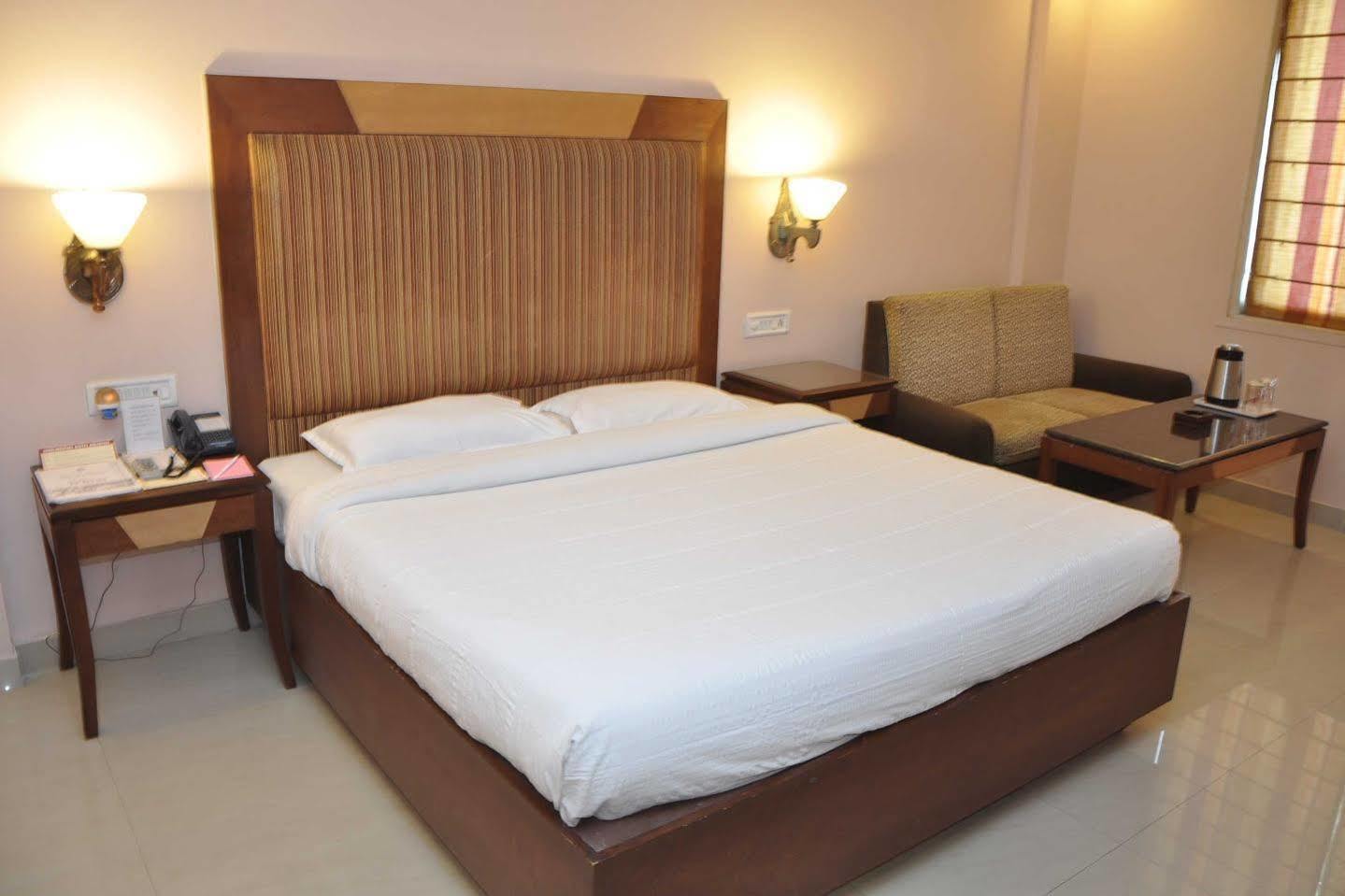 Hotel Grand International Rāipur Zewnętrze zdjęcie